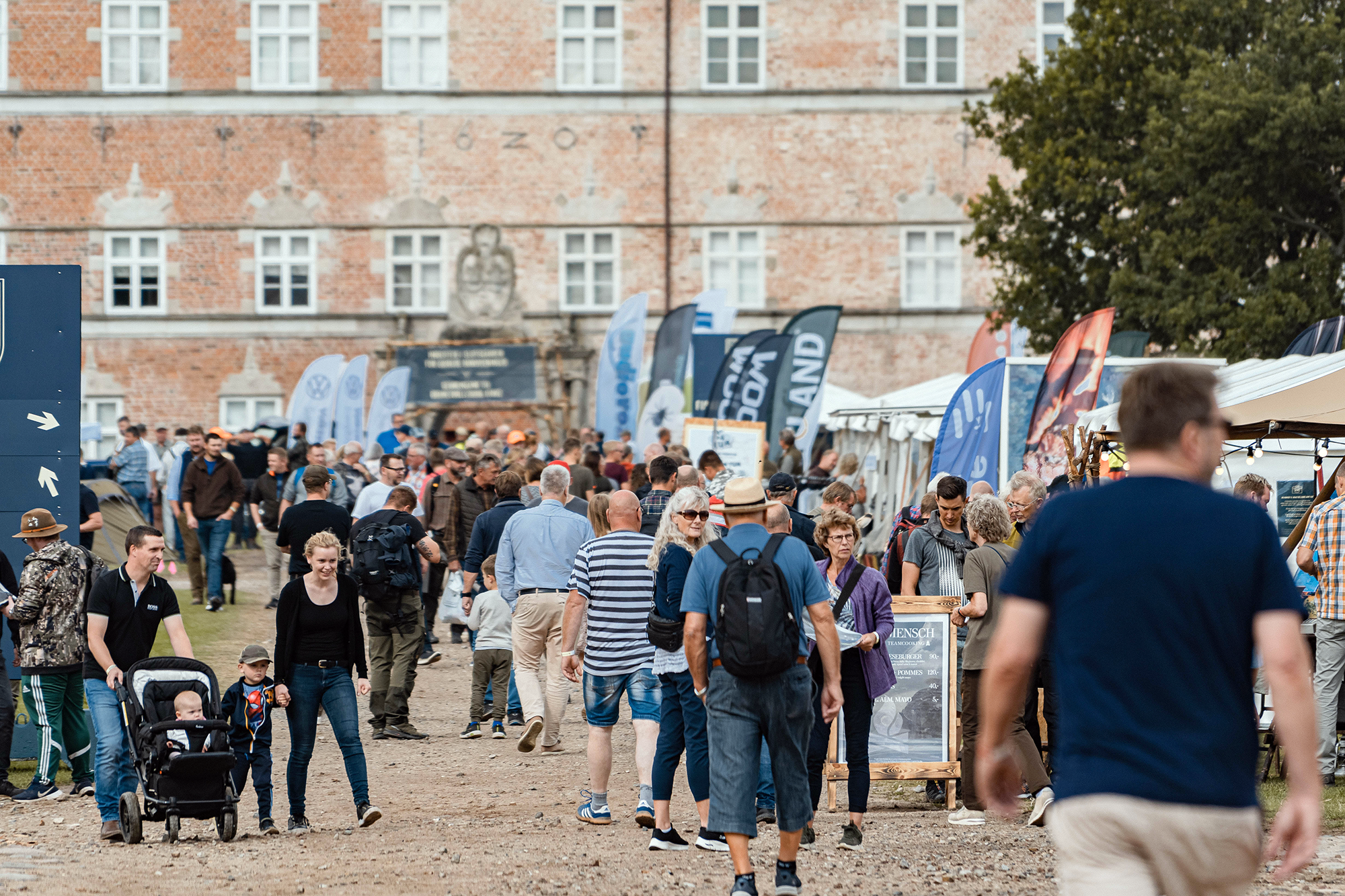 Mange Gaester Udendoers